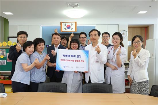 한국가스공사 사회공헌팀 직원들이 8일 칠곡경북대학교병원을 방문해 헌혈증을 기탁한 후 기념촬영을 하고 있다.