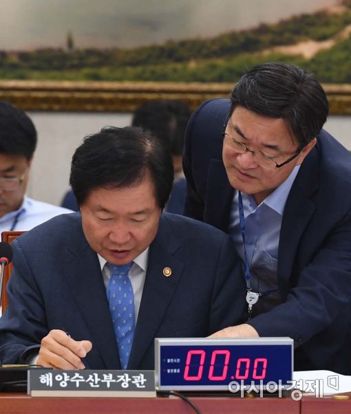 [포토]보고 받는 김영석 해수부 장관 