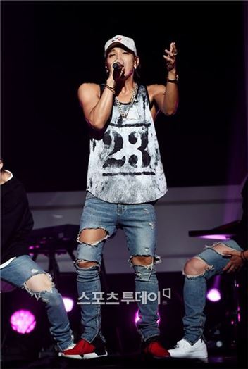 2PM 준케이, 3m높이에서 추락사고…소속사 “팔꿈치·손가락 골절”