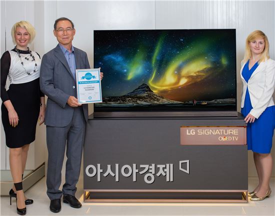 ▲송대현 LG전자 CIS지역대표·러시아법인장(부사장·왼쪽에서 두 번째)이 LG 시그니처 올레드 TV를 소개하고 있다.(제공=LG전자)