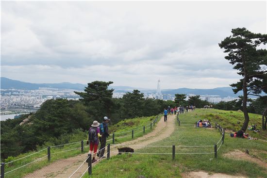 서울둘레길, 1년 10개월만에 1만번째 완주자 배출 