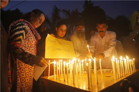▲9일(현지시간) 자살폭탄 테러가 발생한 파키스탄 퀘타에서 시민들이 촛불을 켜고 희생자들을 추모하고 있다. 퀘타(파키스탄)=AP연합뉴스 