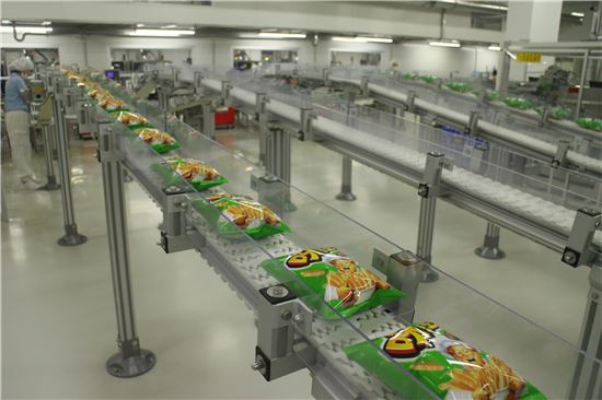 중국에서 '야! 투도우'로 불티 나게 팔리는 '오! 감자' 완제품이 생산 라인을 따라 옮겨지고 있다.