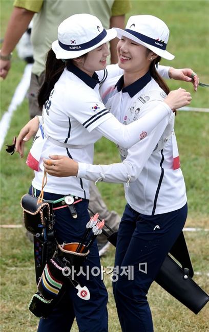여자 양궁대표 기보배(왼쪽)와 최미선 선수가 브라질 리우데자네이루 올림픽 단체전에서 8연속 우승의 위업을 달성하면서 기뻐하고 있다. 사진=김현민 기자 kimhyun81@
