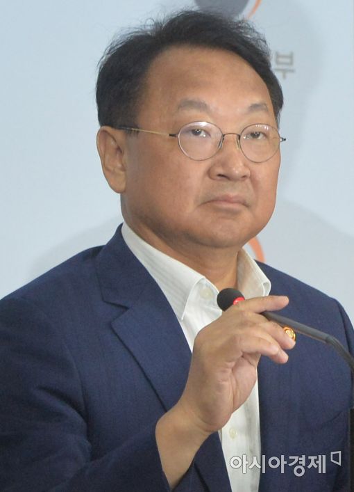 [포토]긴장한 표정의 유일호 부총리