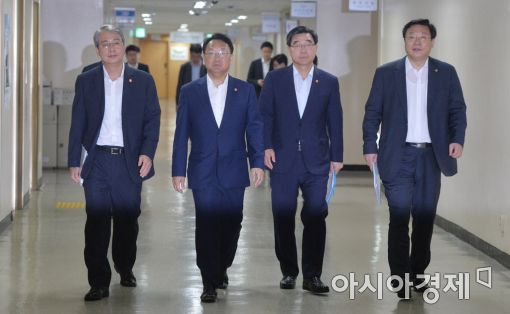 [포토]무거운 발걸음