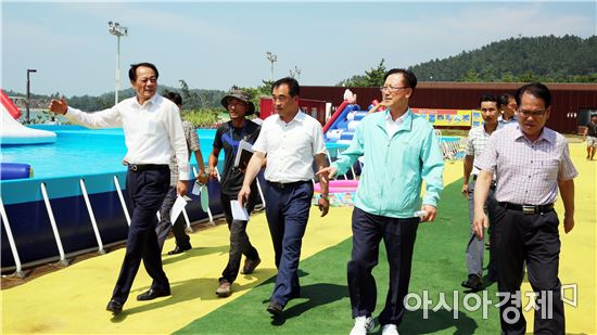 양재승 해남군수 권한대행과 김주환 군의회 의장, 군의원 등은 8일 오시아노 관광단지 캠핑장 방문 점검을 하고있다.