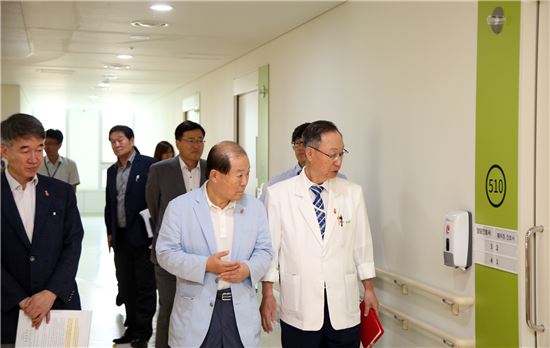 박홍섭 마포구청장(앞줄 가운데)가 넥슨어린이재활병원을 방문했다.