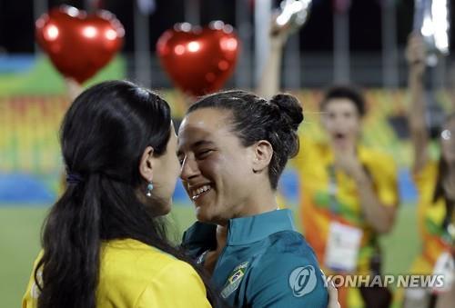 여성 스태프가 여성 럭비선수에게 프로포즈 "그녀는 내 인생의 사랑"