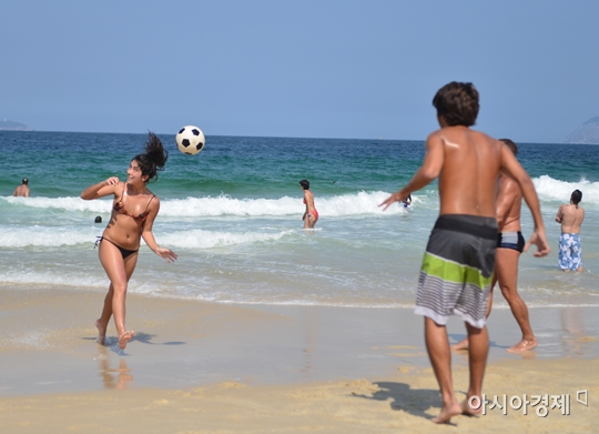 코파카바나 해변에서 공놀이하는 브라질 여성