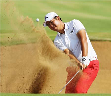 [골프포토] 안병훈 "모래가 다르다고?"