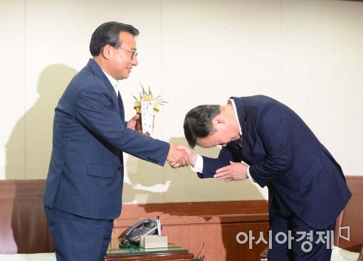 [포토]박근혜 대통령 축하난 받는 이정현 새누리당 대표