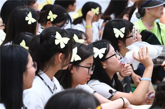 지난달 20일 서울 종로구 주한일본대사관 앞에서 열린 정기 수요시위에서 한 참가자가 물을 마시고 있다.