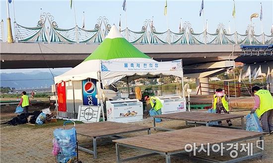 장흥 물축제에 노인일자리 참여자도 환경정화 ‘한몫’