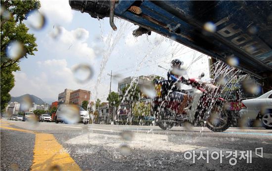 [포토]폭염경보~ 도로에 물뿌리는 살수차