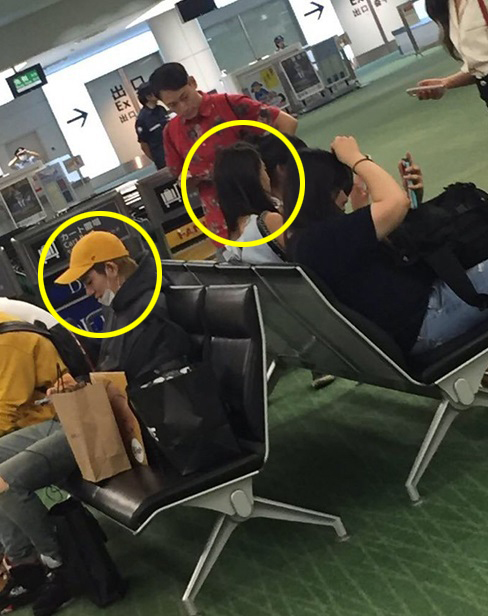 설현-지코, 지난 4일 日 공항서 등진 채…은밀한 카톡 데이트?