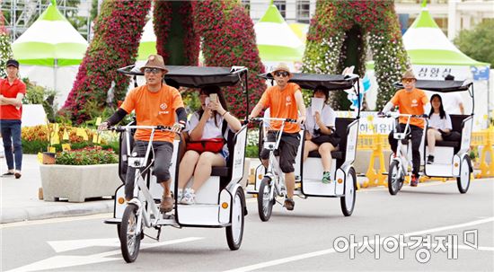 관광객들이 ‘훈이오빠’ 관광자전거를 타고 도심을 여행하는 모습
