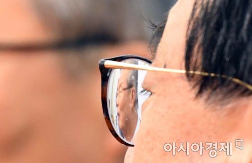 [포토]이정현 대표 안경 속 김종인 대표 
