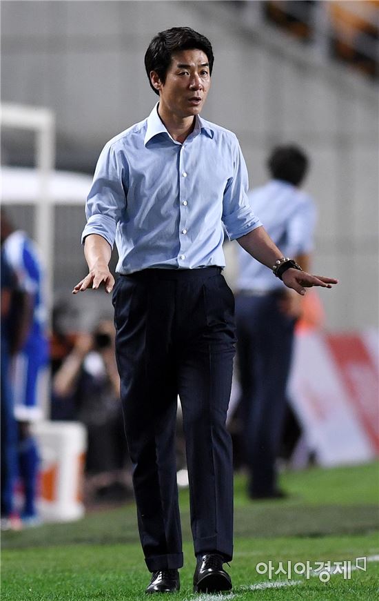 [포토]윤정환 감독, '침착하게 해!'