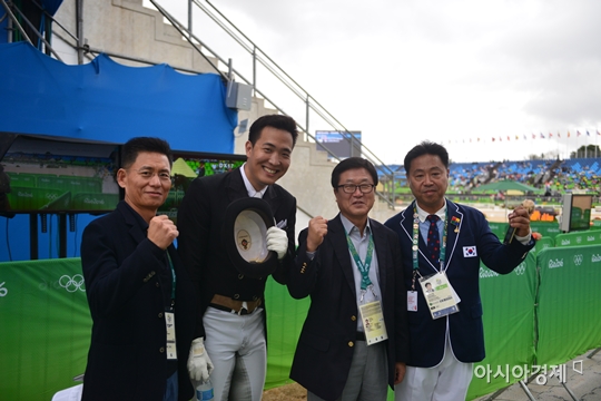 승마 국가대표 김동선(왼쪽 두 번째)이 11일 리우데자네이루 올림픽 마장마술 경기를 마친 뒤 박상진 회장(오른쪽 두 번째)을 비롯한 대한승마협회 관계자들과 기념촬영하고 있다. 