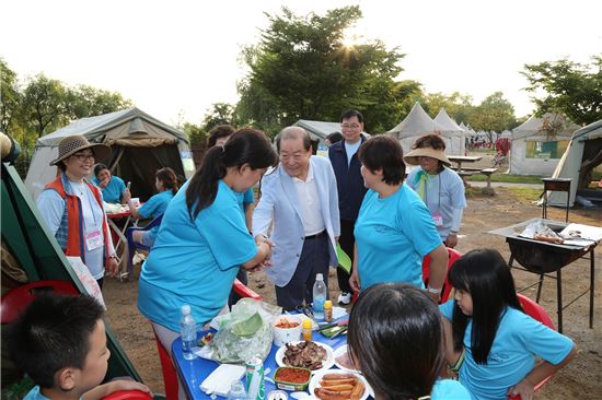 박홍섭 마포구청장이 지난해 열린 3대 가족 캠프에서 참가자와 인사를 나누고 있다.