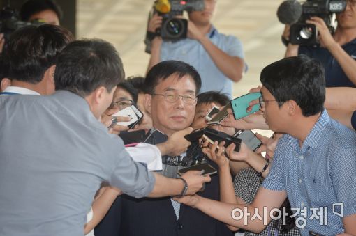 [포토]취재진에 둘러싸인 허수영 롯데케미칼 사장