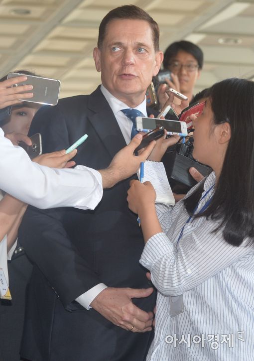[포토]검찰 출석하는 요하네스 타머 회장