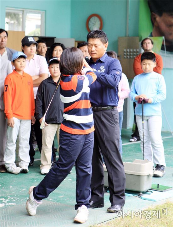 최경주 감독은 완도 방문때마다 모교인 화흥초등학교에 들려 직접 아이들에게 레슨하고 있다.