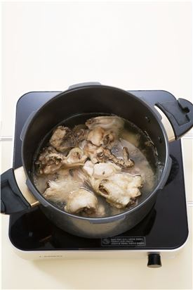 1. 닭은 깨끗하게 씻어 압력솥에 물 2컵과 함께 넣고 끓여 끓기 시작하여 5분 정도 지나면 불을 끈다.
