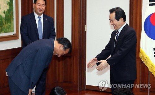 정세균 국회의장(오른쪽)을 예방한 이정현 새누리당 대표. 연합뉴스