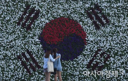 [포토]광화문에 설치된 대형 꽃태극기 