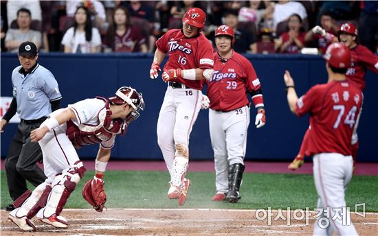 [포토]김주찬, '고척돔 최초 인사이드 더 파크 홈런'