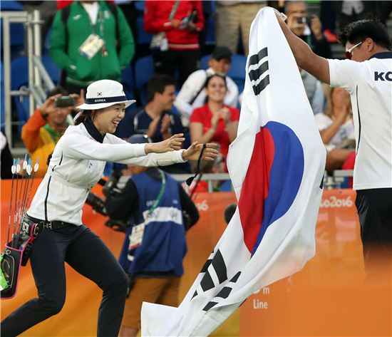 [포토]장혜진 '앗, 내 태극기!'