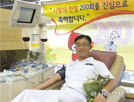 지난 20년동안 헌혈을 200회나 한 여용기(42) 상사