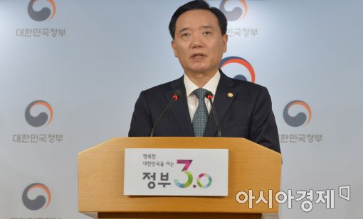 [포토]'광복절 특사' 기자회견하는 김현웅 법무부 장관