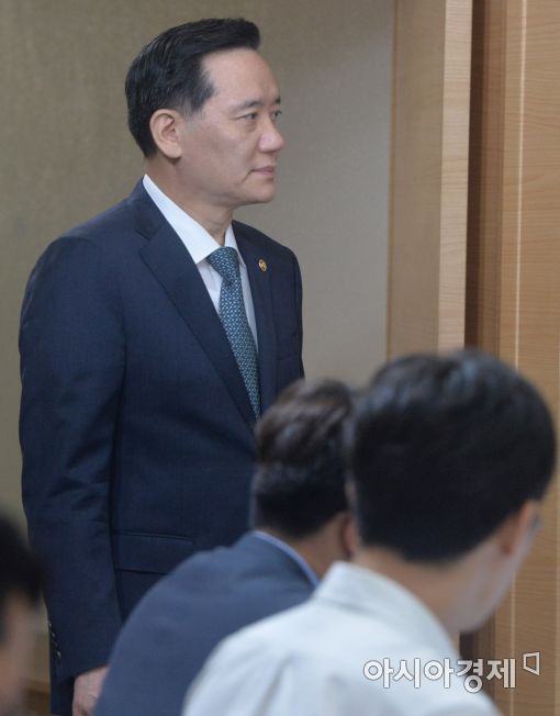 [포토]'광복절 특사' 기자회견 들어서는 김현웅 장관