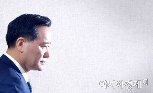 [포토]특별사면 기자회견장 들어서는 김현웅 장관