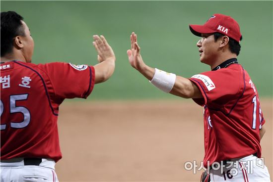[포토]KIA 김주찬, '고척돔 첫 승이야'