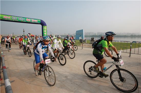 '2014 한강 자전거 몽땅 한바퀴'에 참석한 시민들이 자전거를 타고 있다.