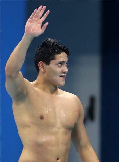 리우 올림픽 접영 100m 경기에서 금메달을 딴 싱가포르의 조셉 스쿨링 선수가 관중들의 환호에 손을 흔들어 답하고 있다.(사진=EPA연합뉴스)