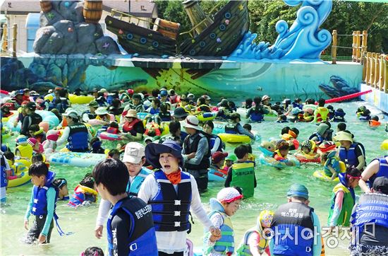 연일 폭염이 기승을 부리는 가운데 13일 함평엑스포공원 물놀이장을 찾은 피서객들이 파도풀에서 물놀이를 하면서 더위를 식하고있다.