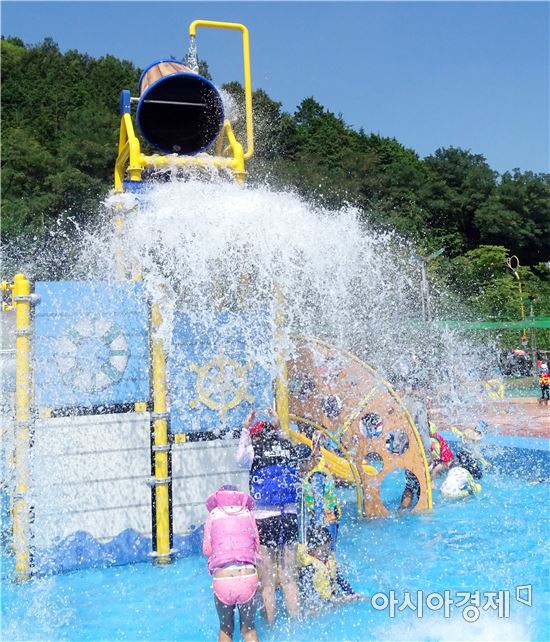 연일 폭염이 기승을 부리는 가운데 13일 함평엑스포공원 물놀이장을 찾은 피서객들이  워터버킷 물놀이를 하면서 더위를 식하고있다.