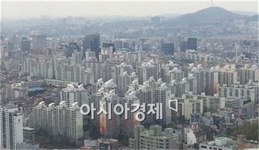 ▲ 서울의 전세가율이 2011년 이후 처음으로 꺾인 것으로 조사됐다. 사진은 서울시내 아파트 단지 전경. 