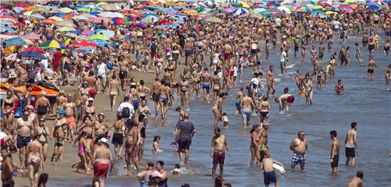 [지구촌] 스페인 해수욕장도 연휴에 북새통