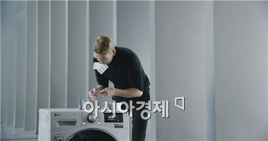 LG전자 '세탁기 위 카드 쌓기 기네스' 영상 1억뷰 돌파