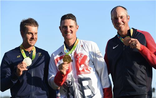 저스틴 로즈(가운데)가 리우올림픽 남자 골프 금메달을 차지한 뒤 환호하고 있다. 왼쪽이 은메달리스트 헨리크 스텐손, 오른쪽은 동메달리스트 메트 쿠차.