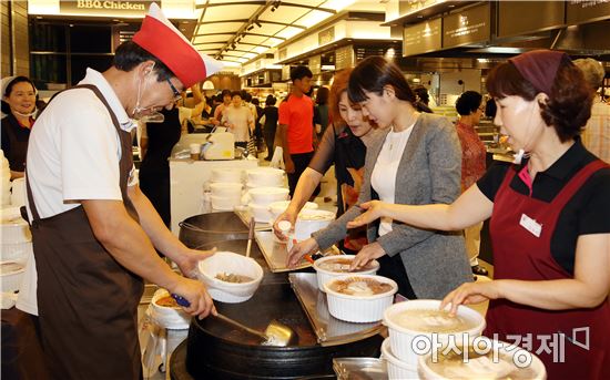 16일 말복을 앞두고 (주)광주신세계(대표이사 임훈) 지하 1층 푸드마켓에서는 즉석에서 가마솥에 끊이는 진국을 판매해 간편 보양식을 찾는고객들로 인산인해를 이루었다.

 
