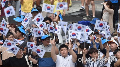 [포토]태극기 흔드는 시민들
