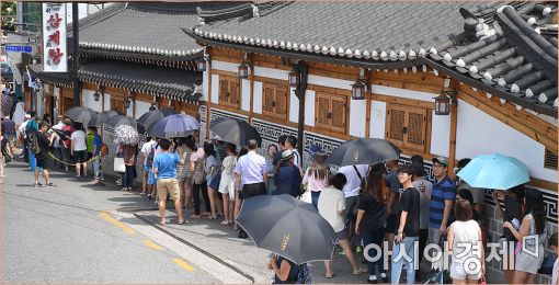 지난 여름, 서울 시내의 한 유명 삼계탕집에 말복을 맞아 사람들이 줄서서 기다리고 있다(사진=아시아경제DB)