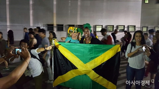 우사인 볼트를 응원하는 자메이카 관중
